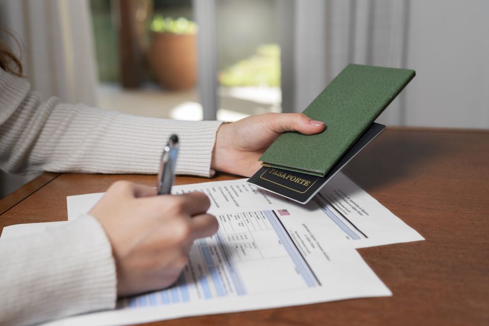 مهر و امضای مترجم رسمی روی ترجمه پاسپورت